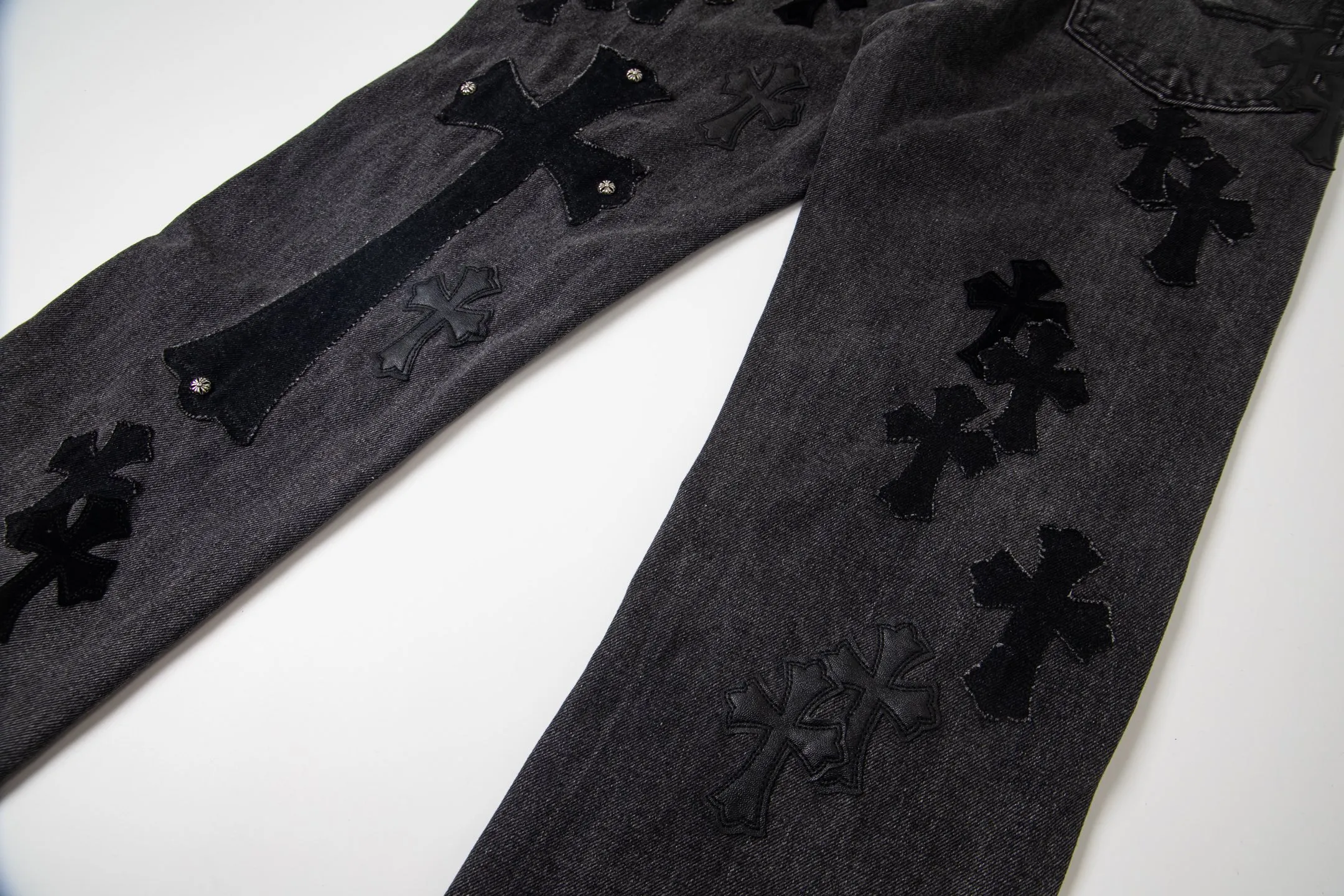 P290 Chrome Hearts Chrome Hearts Black Pinduo Black Leather Big Devil Cow King Jeans CH jeans need to be washed before being dismantled and hand-stitched with sheepskin cross leather and then spliced to complete. The whole piece has too much craftsmanship to describe. About Chrome Hearts This is an extremely luxurious fashion brand that can also be called the nobility of the high street. It has always been an exclusive brand for some hipsters or the second generation of rich people. Compared with ordinary high streets, it is more luxurious and noble. Compared with luxury brands, it has a more fashionable personality. It has always been a brand that I have a special liking for. Style number: 1769# Color: black Size: 28 30 32 34 36